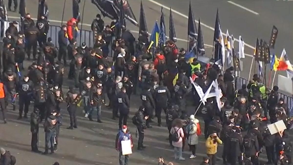 zeci-de-politisti-protesteaza-in-piata-victoriei---2