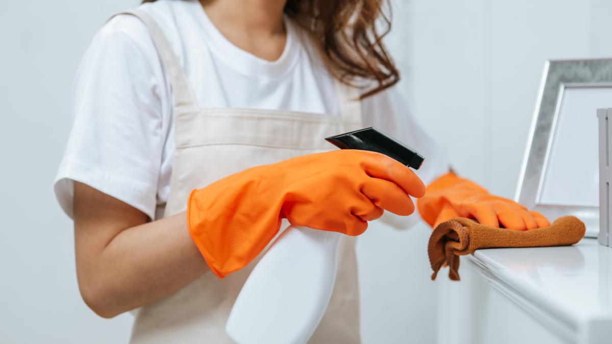 amesteca-o-lingura-de-otet-cu-o-lingura-de-ulei-de-masline--trucul-imbatabil-care-va-tine-praful-la-distanta--iar-mobila-va-straluci