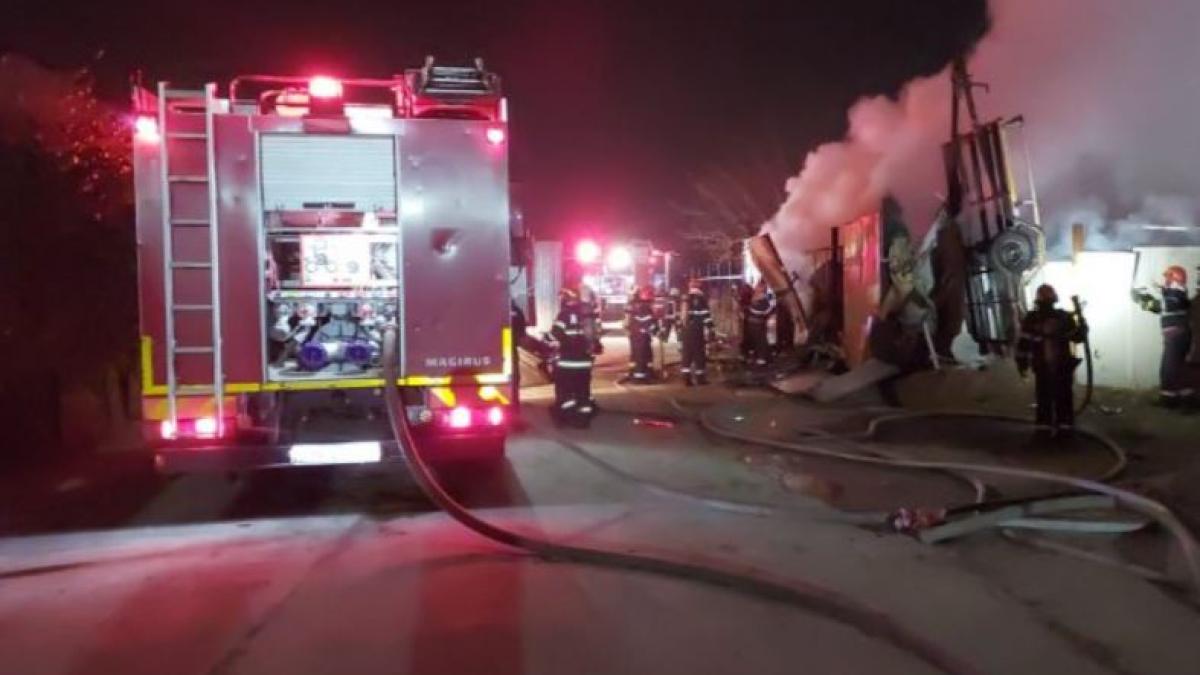 incendiu-puternic-in-bucuresti--intervin-zeci-de-pompieri-si-ambulante--hala--cuprinsa-de-flacari--situata-nu-zona-unor-blocuri
