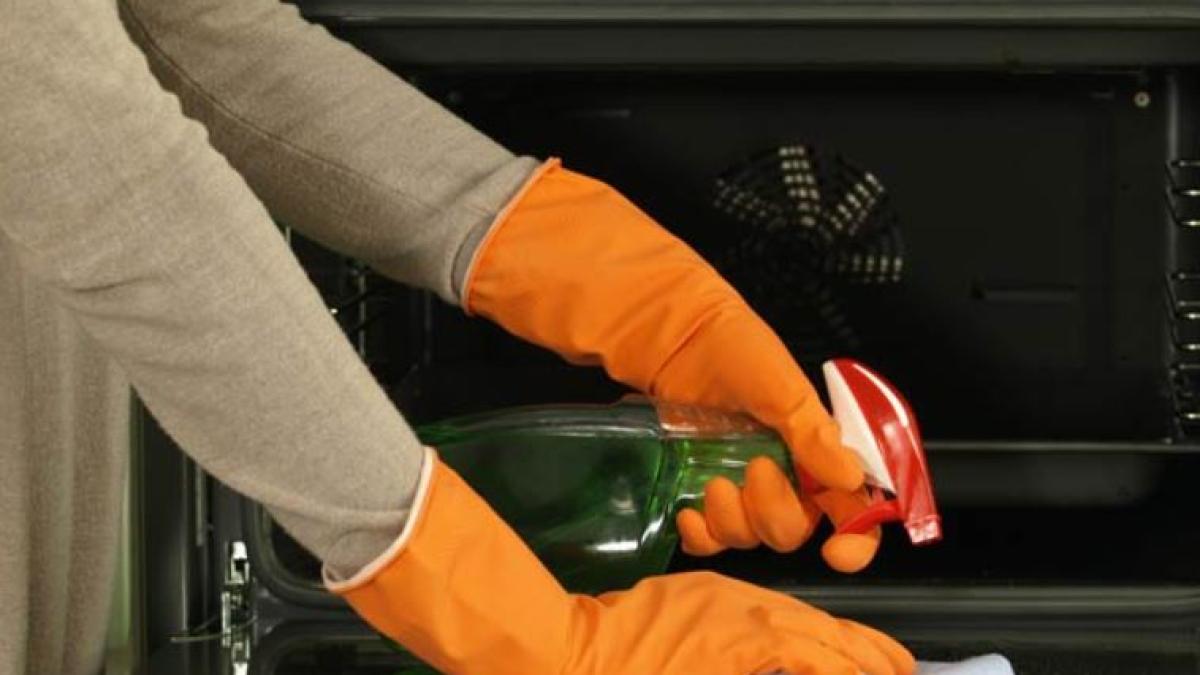 sticla-cuptorului-este-murdara--este-suficient-doar-un-ingredient-si-urmele-de-ulei-ars-dispar-ca-prin-minune-