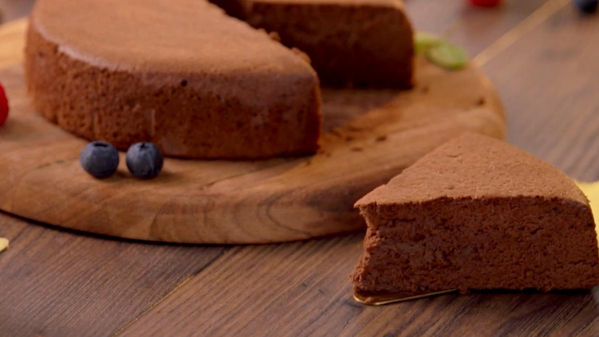 prajitura-cu-ciocolata-din-doar-doua-ingrediente--o-aroma-intensa-si-o-textura-frageda-care-se-topeste-in-gura--gustul-e-de-milioane