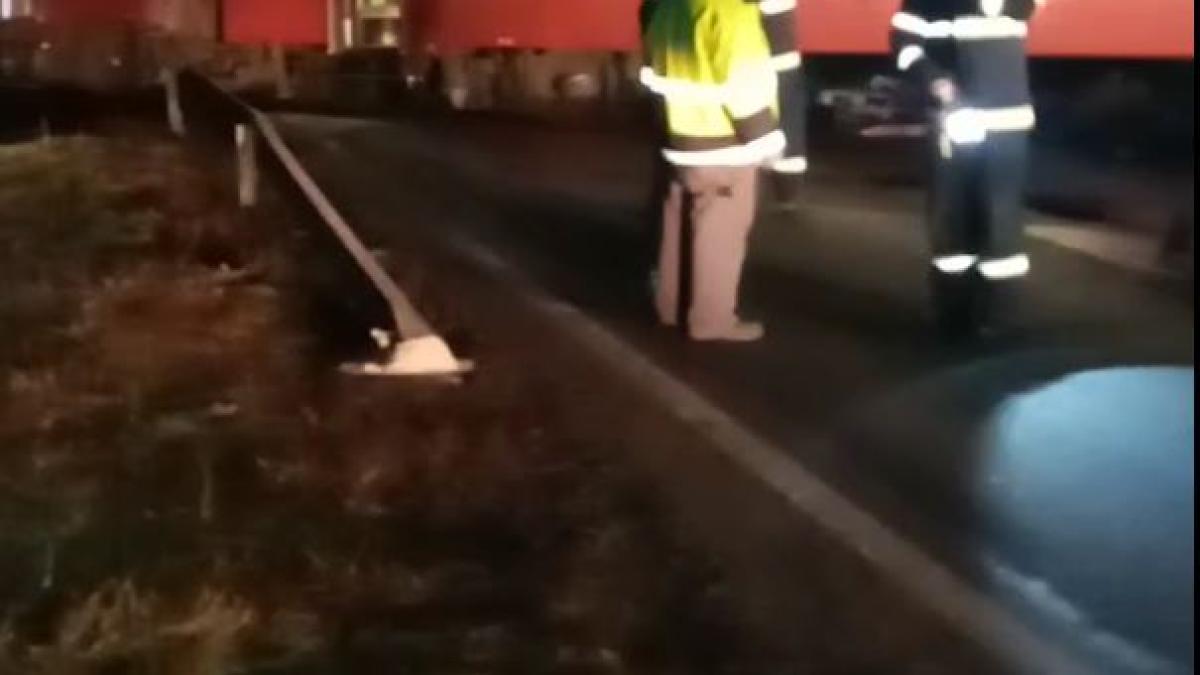 tir--lovit-in-plin-de-un-tren--care-avea-un-singur-pasager-si-doi-mecanici