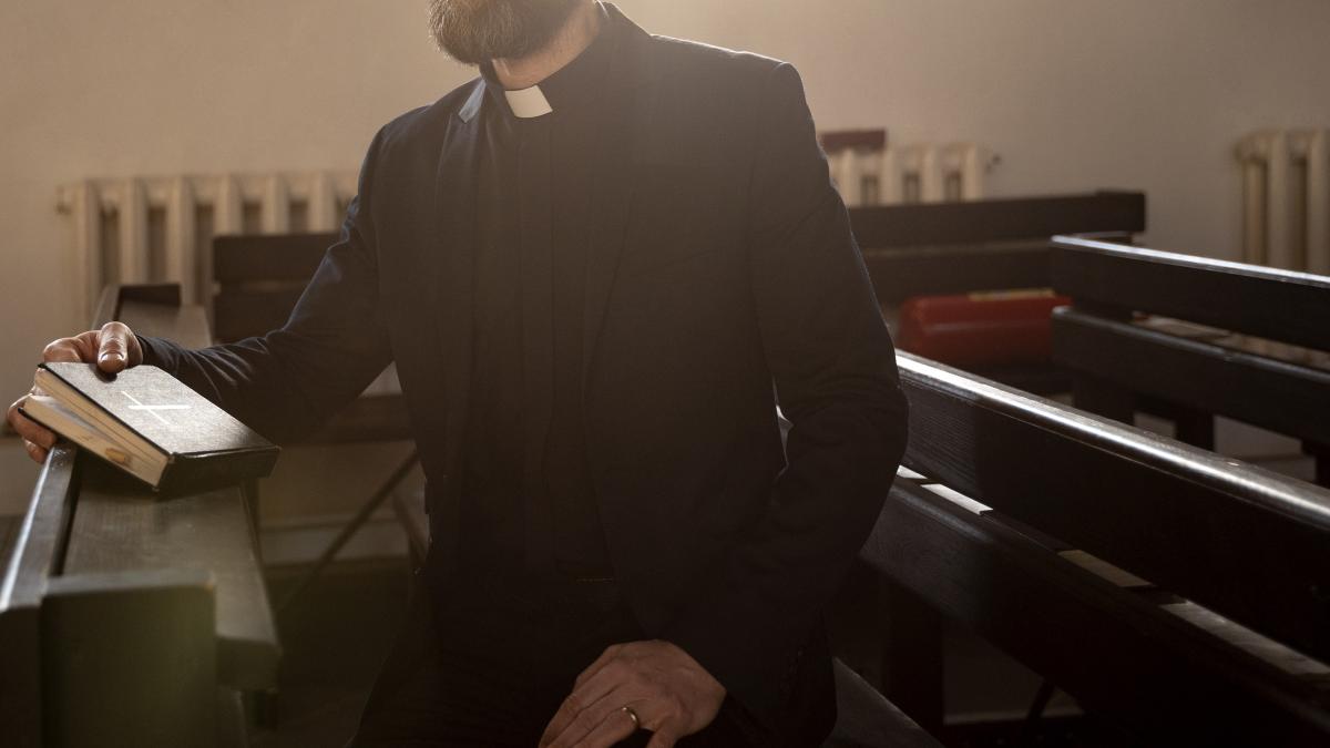 italia--don-euro--un-fost-preot-care-cerea-bani-de-la-enoriasi-si-ii-cheltuia-pe-petreceri--condamnat