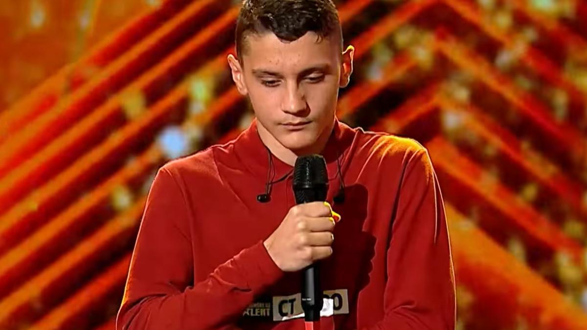 romanii-au-talent--andra-a-apasat-primul-golden-buzz--emanuel-ion--tanarul-nevazator-care-prc-e2prc-80prc-9ea-stins-luminaprc-e2prc-80prc-9c-juriului