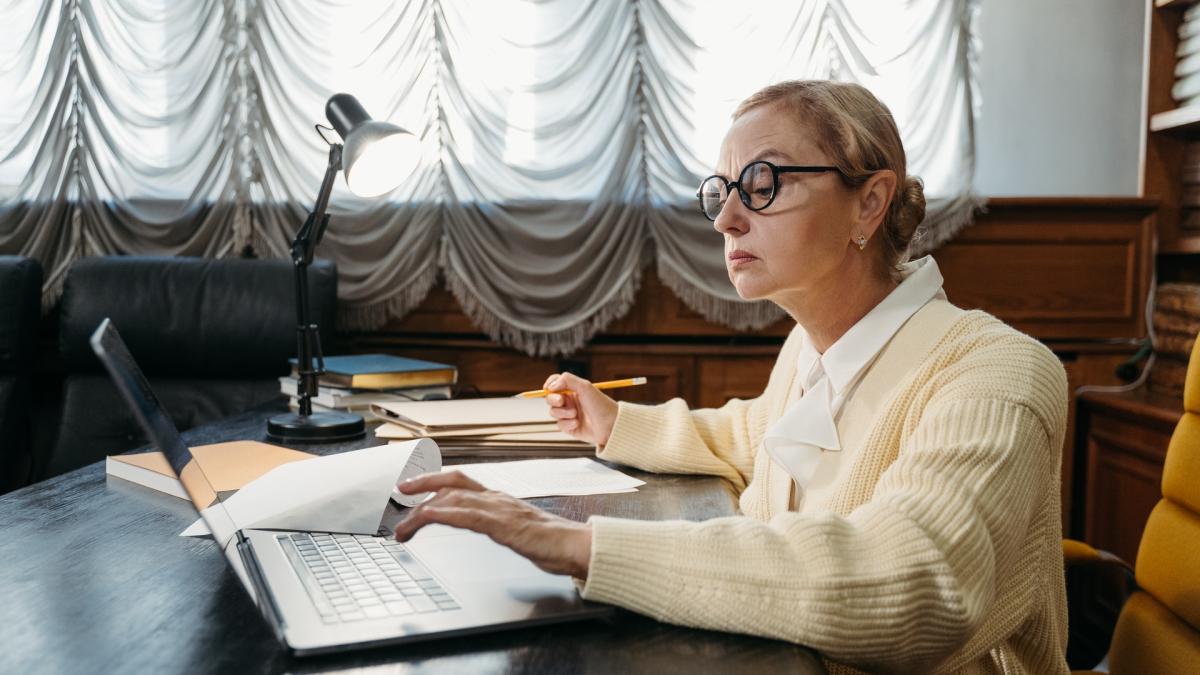 femeie-facturi-energie-cresteri-preturi