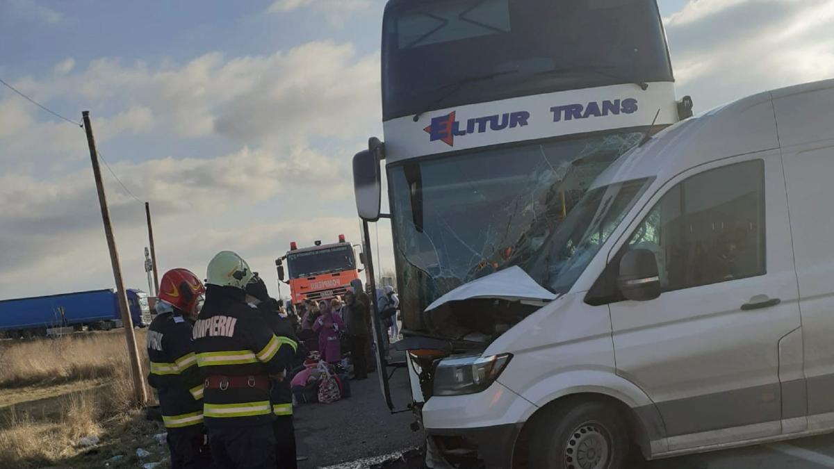 45-de-romani--implicati-intr-un-accident-dinte-un-autocar--un-microbuz-si-un-autoturism
