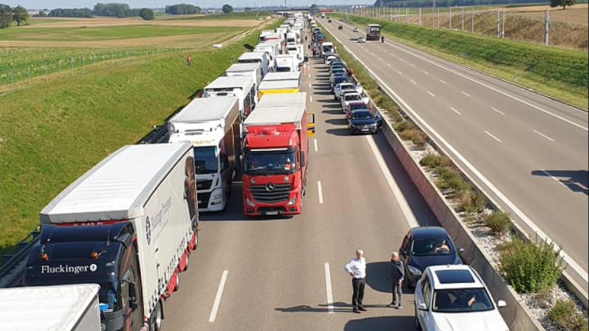 coada-camioane-camioane-ilustrativ-camion