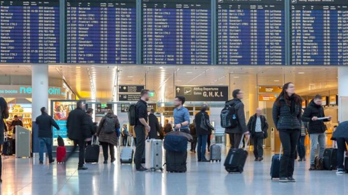 aeroportul-din-munchen--evacuat--un-pasager--prins-cu-un-proiectil-de-mortiera-in-rucsac