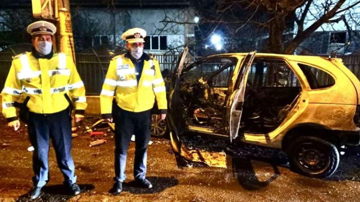 sofer-roman--blocat-intr-o-masina-in-flacari--salvat--in-ultima-clipa-de-doi-politisti--barbatul-intrase-cu-automobilul-intr-un-stalp