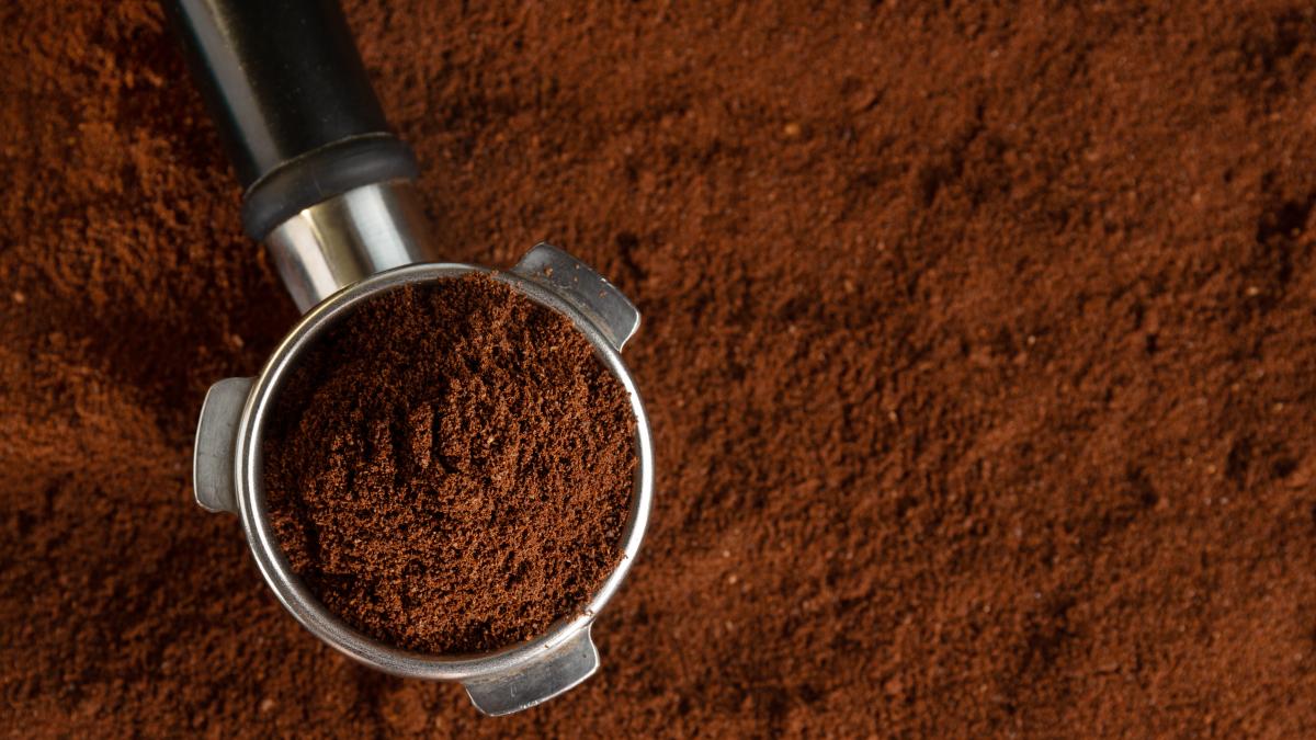 nu-mai-arunca-zatul-de-cafea-trucuri-fabuloase-cu-acest-excelent-deseu-ca-sa-economisesti-bani