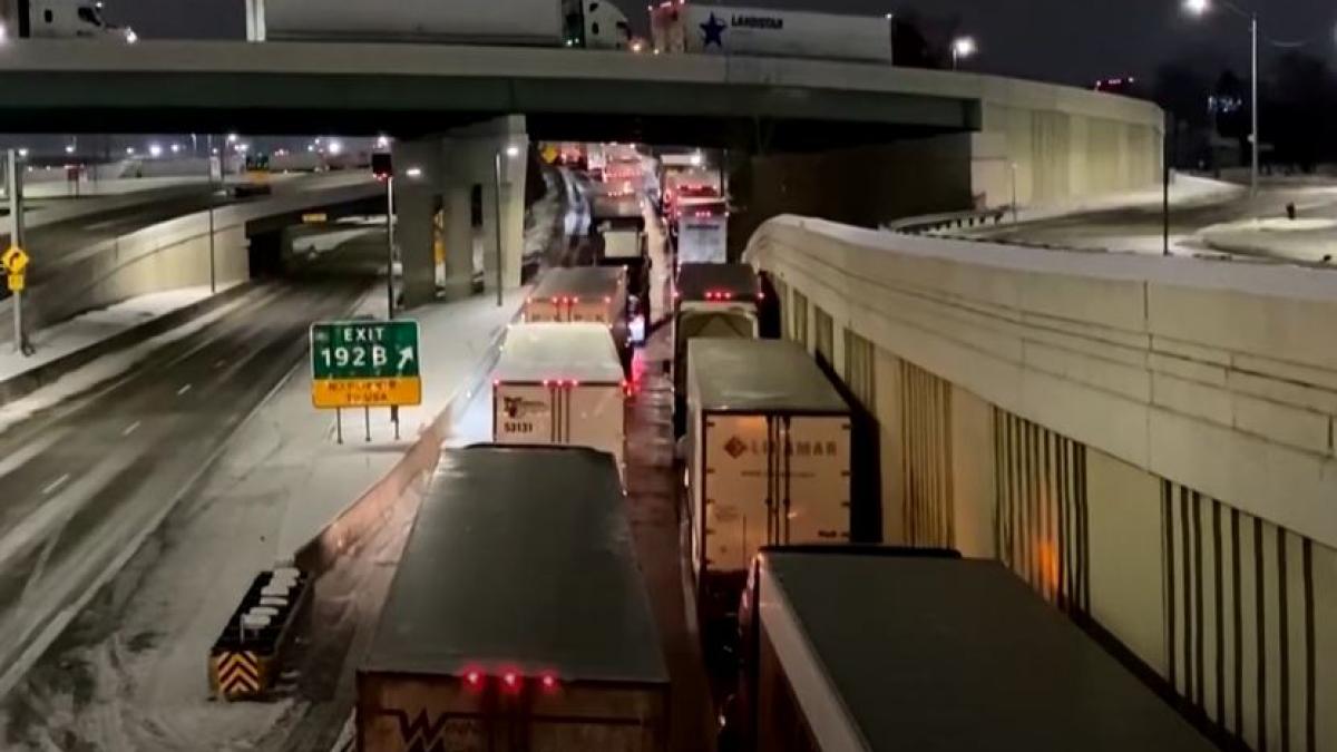 cel-mai-aglomerat-punct-de-frontiera-de-la-granita-sua-canada--blocat-de-camionagii