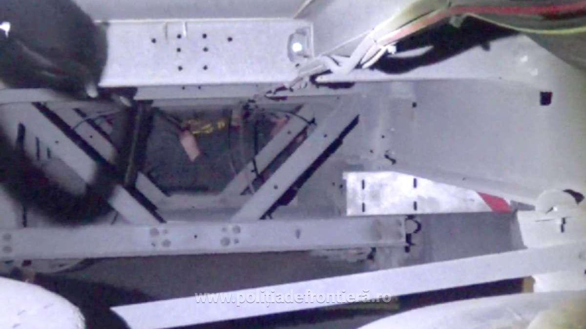 tanar-de-28-de-ani--gasit-in-hipotermie-ascuns-pe-sasiul-unui-tir--la-vama-calafat