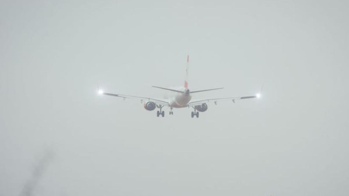 un-avion-de-pasageri--deviat-de-la-traseu--a-aterizat-de-urgenta