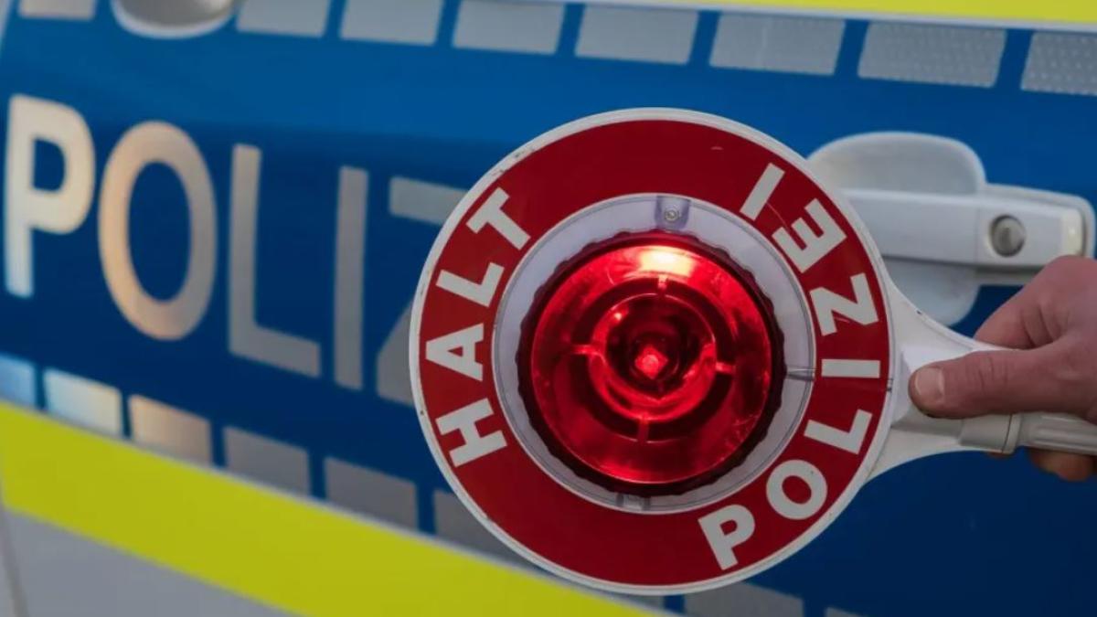 austria--masina--in-care-se-afla-o-familie-de-romani--trasa-pe-dreapta--tatal-nu-avea-permis--iar-minorii---scaune-auto-speciale