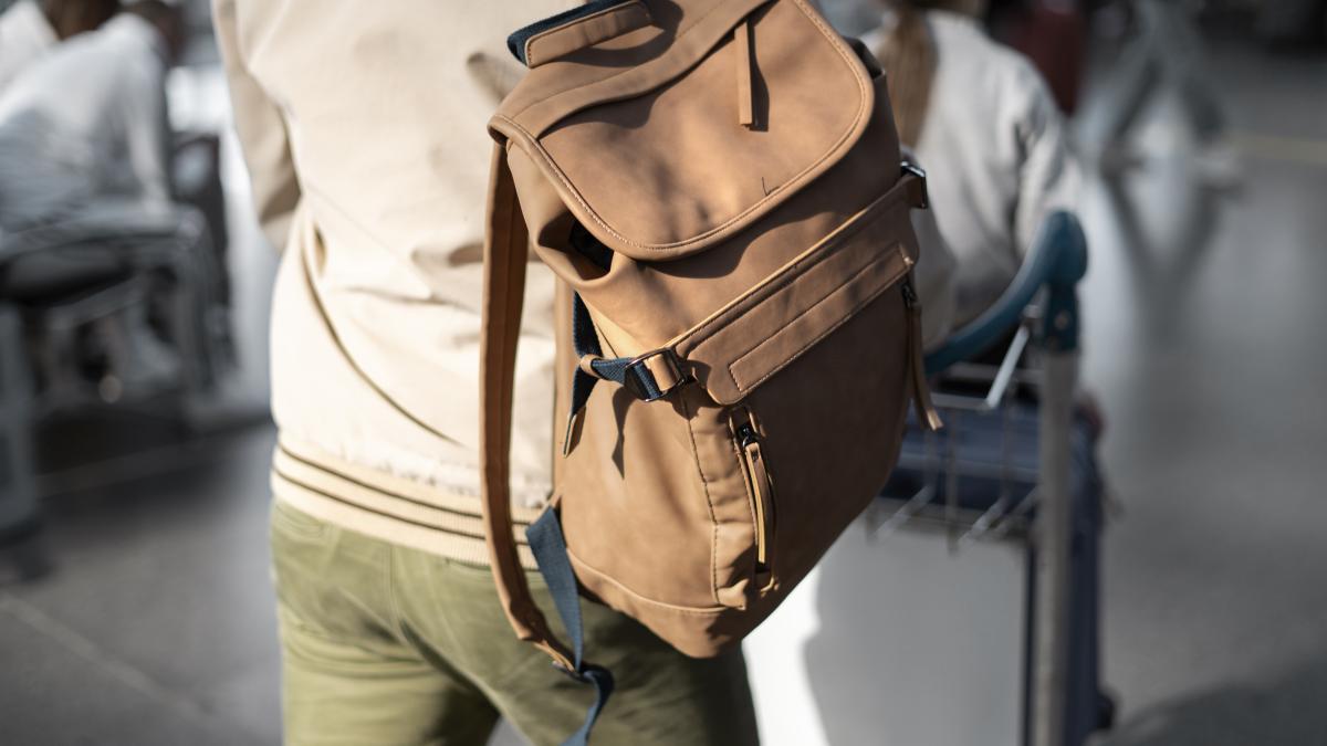 franta--tanar-roman--arestat-pe-aeroport--chiar-cand-se-imbarca-sa-plece-in-tara--adn-ul-lui--gasit-pe-o-surubelnita