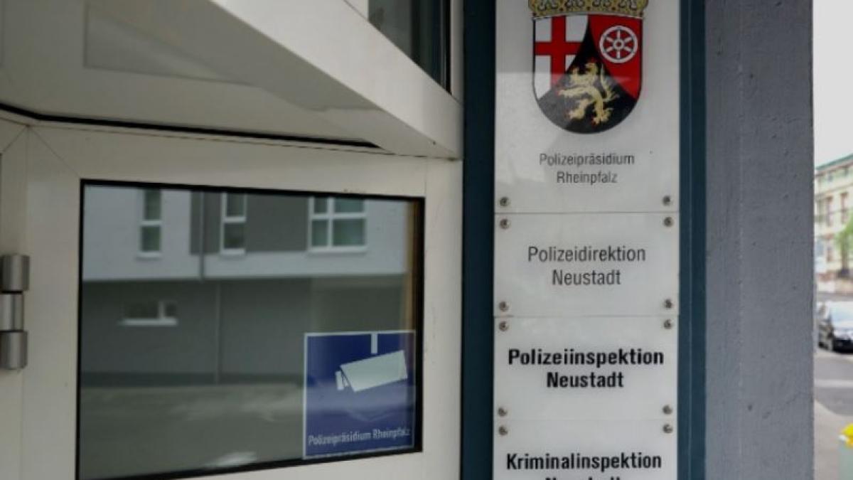 germania--doi-romani--hoti-de-buzunare--au-golit-cardul-unei-femei--dupa-ce-i-au-sustras-portofelul