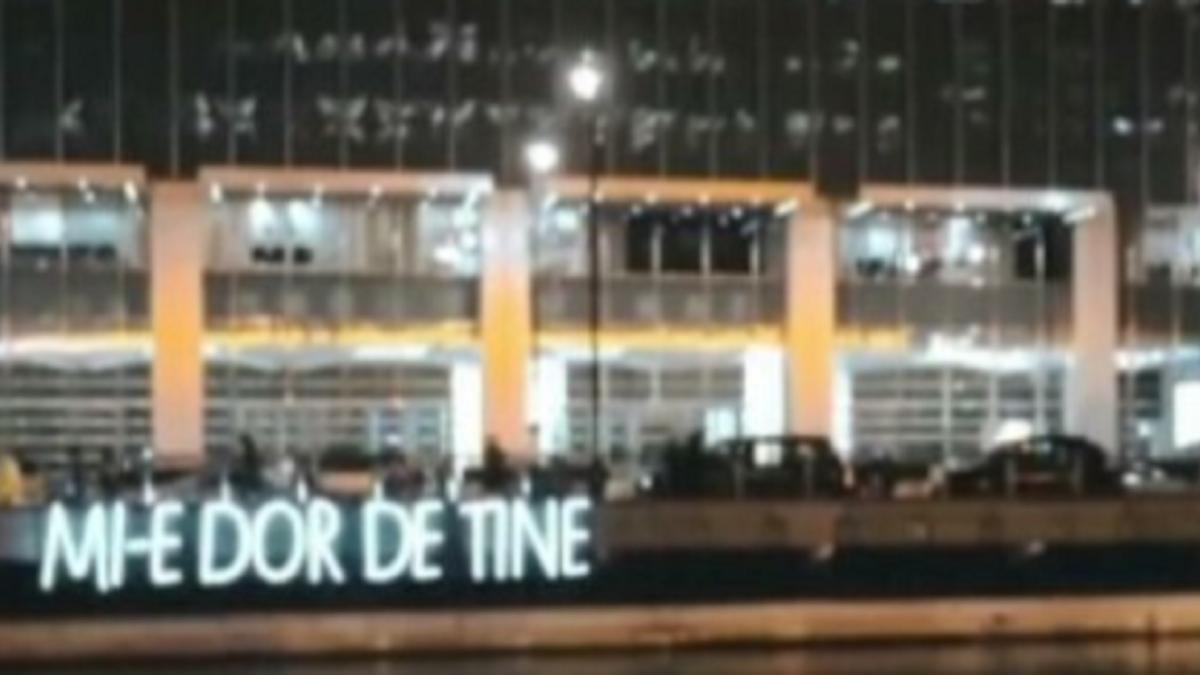 sua--instalatia-de-lumini-mi-e-dor-de-tine--aprinsa-de-ziua-indragostitilor--gestul--facut-pentru-romani