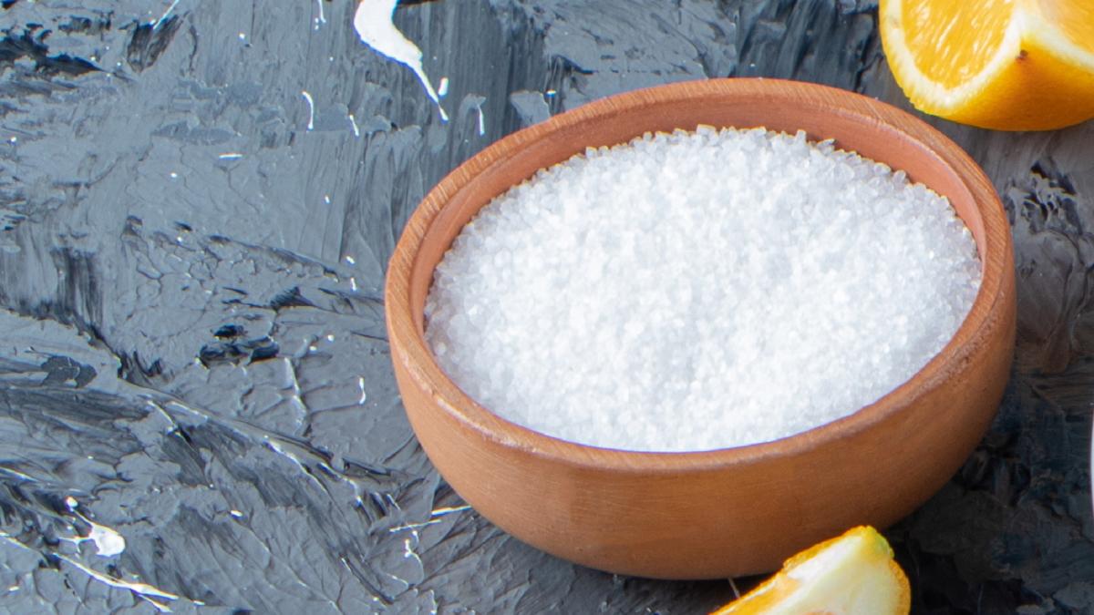 amesteca-o-mana-de-sare-cu-zeama-de-lamaie--vei-economisi-bani-si-vei-avea-rezultate-mai-bune-decat-cu-produsele-din-supermarket