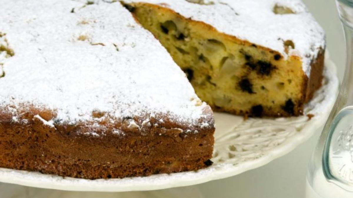 prajitura-cu-pere-si-ciocolata--o-reteta-geniala--gata-in-5-minute--amesteca-toate-ingredientele-si-da-le-la-cuptor