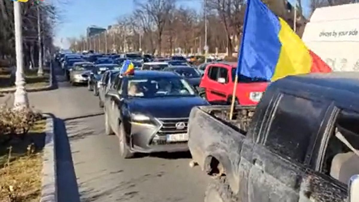 convoiul-pentru-libertate-a-ajuns-in-fata-guvernului--protest-antirestrictii-si-impotriva-vaccinului-in-piata-victoriei---video
