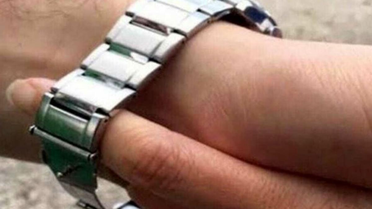 italia--metoda-imbratisarea-loveste-din-nou--o-romanca-l-a-lasat-pe-un-batran--fara-ceasul-rolex--de-cinci-mii-de-euro