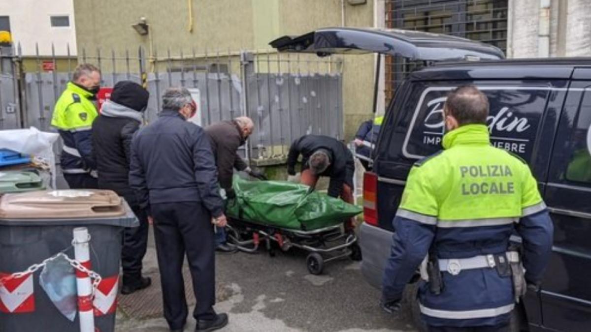 roman-mort-in-strada-padova-sub-niste-cartoane