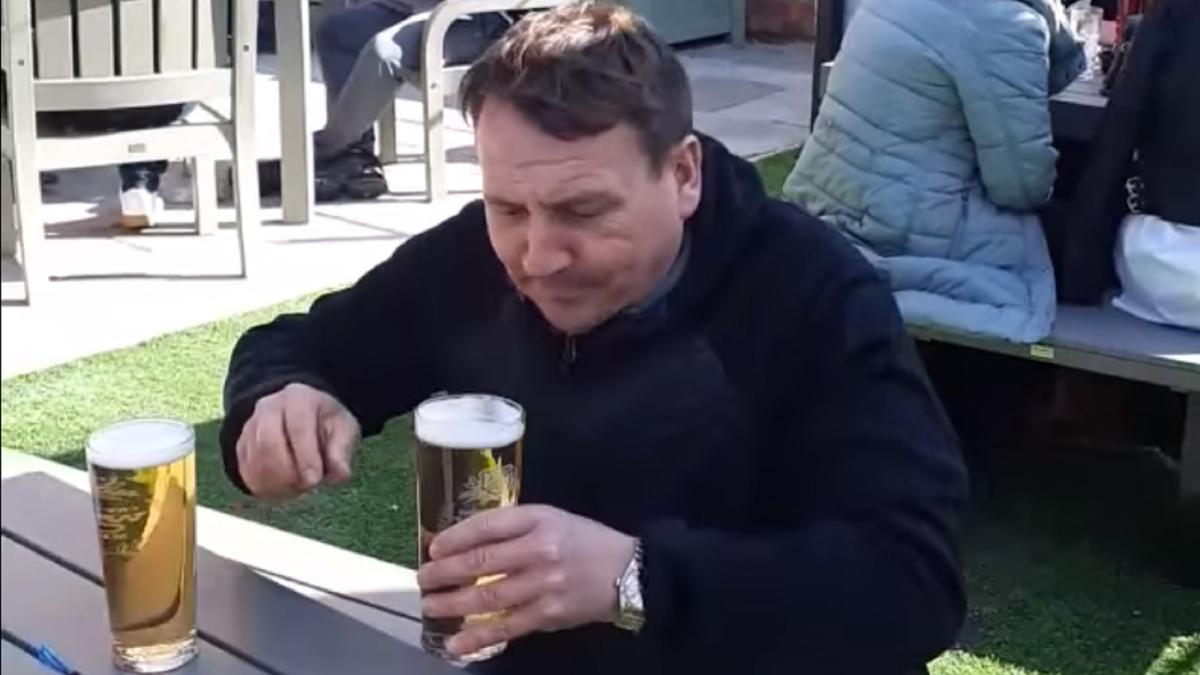 gestul-unui-britanic--viral--ce-a-putut-sa-faca-cu-prima-bere-comandata-dupa-lockdown-video