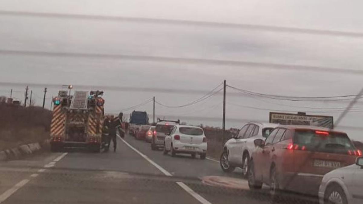 ambulanta--aflata-in-misiune--implicata-intr-o-coliziune-cu-alte-trei-masini-in-bihor--o-doctorita--transportata-la-spital