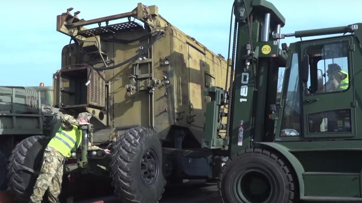 ungaria--120-de-vehicule-militare-au-ramas-fara-catalizatori--doua-persoane-au-ajuns-in-arest