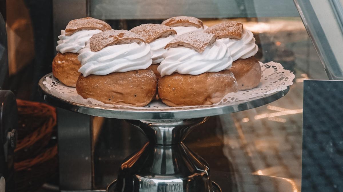 a-cucerit-milioane-de-gospodine-semlor--super-chifle-suedeze--rasfata-ti-familia-cu-un-desert-delicios-ales-pe-spranceana