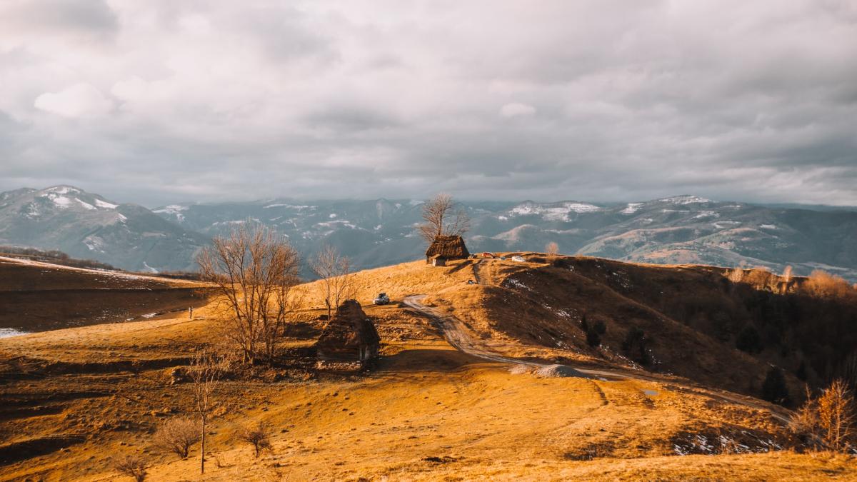 satul-romanesc-agroturism-pesiaj-romania-peisaje-turism