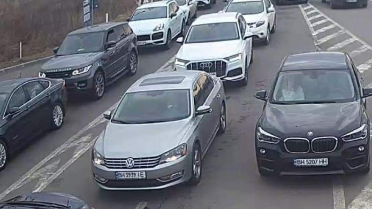 cozi-si-agitatie-la-frontiera-republicii-moldova--zeci-de-masini-din-ucraina-asteapta-sa-intre-in-tara