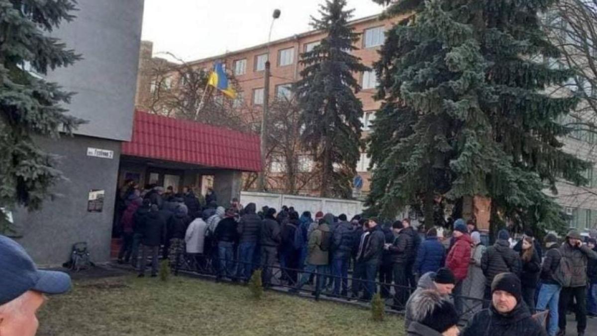 cozi-la-centrele-militare-din-ucraina--mii-de-barbati-merg-voluntar-la-razboi