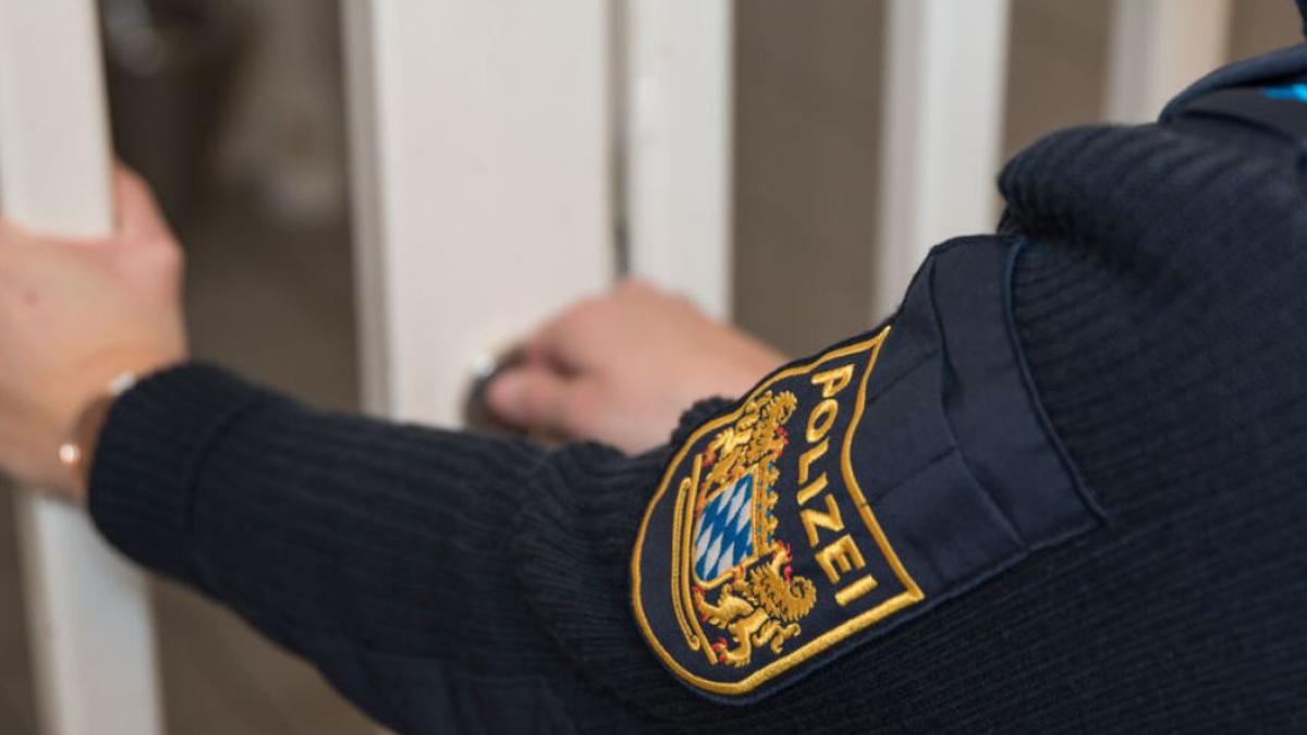 germania--un-armean-s-a-dat-drept-roman-ca-sa-scape-de-arest