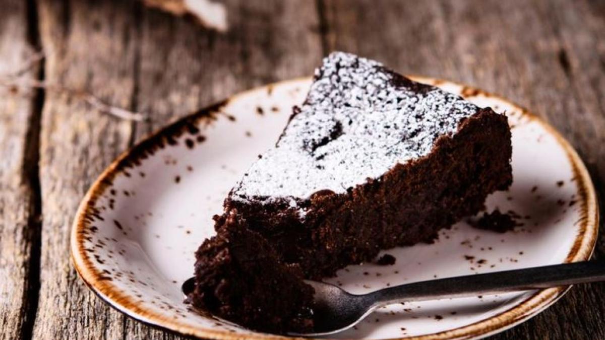 prajitura-de-ciocolata--cu-blat-umed--dupa-o-reteta-suedeza--rapid-de-facut-si-incredibil-de-delicioasa