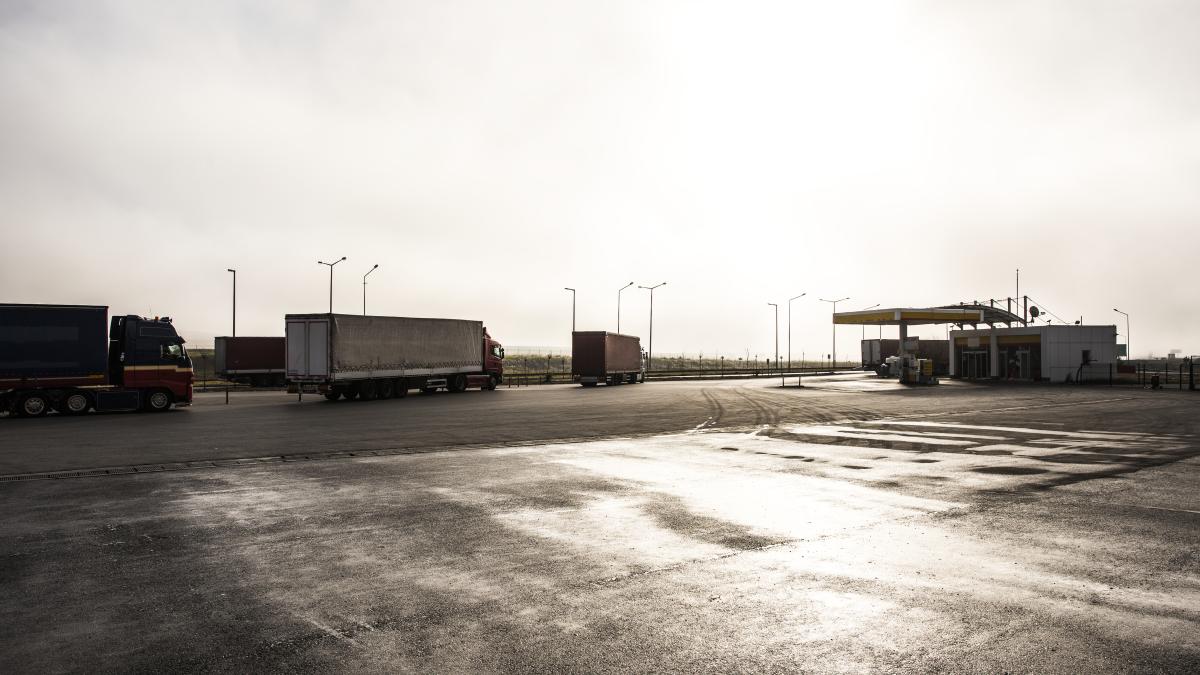 ucraina-ii-blocheaza-pe-soferii-romani-de-tir--untrr-solicita-guvernului-sa-intervina-de-urgenta