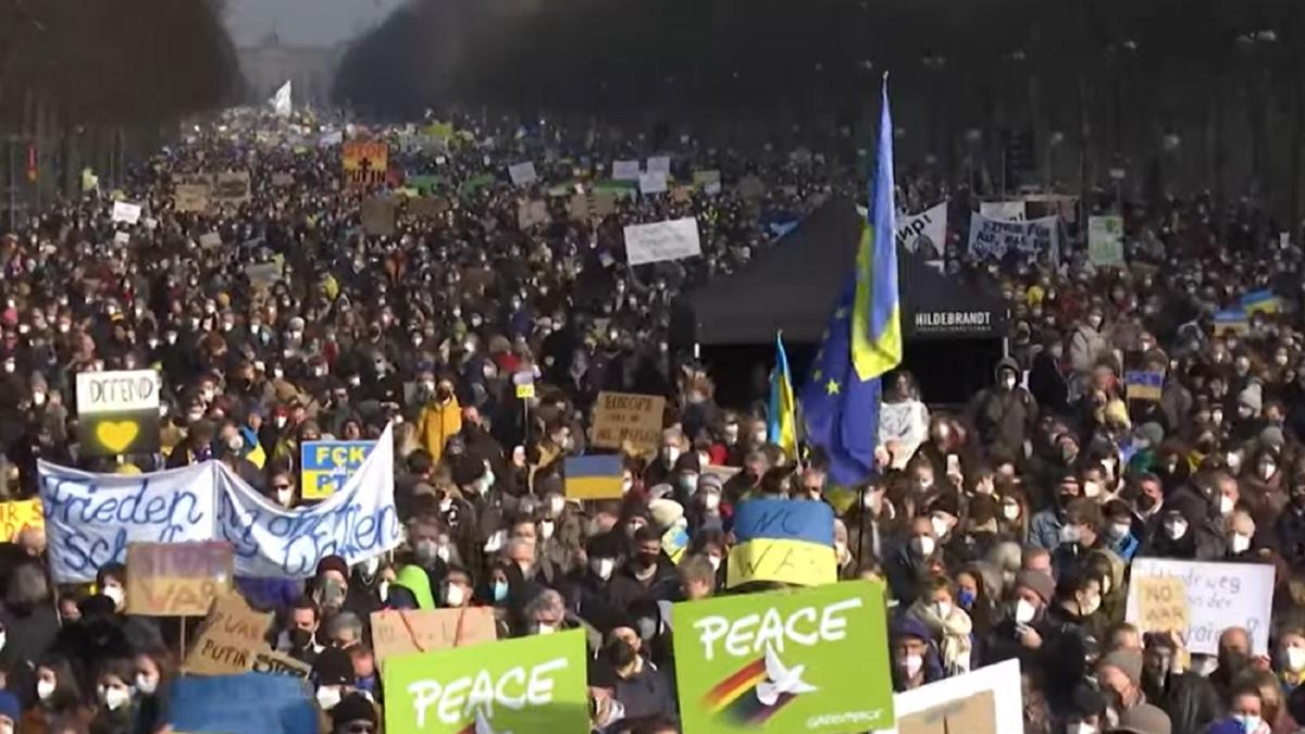 germania--cel-putin-100-000-de-persoane-protesteaza-la-berlin-nu-celui-de-al-treilea-razboi-mondial