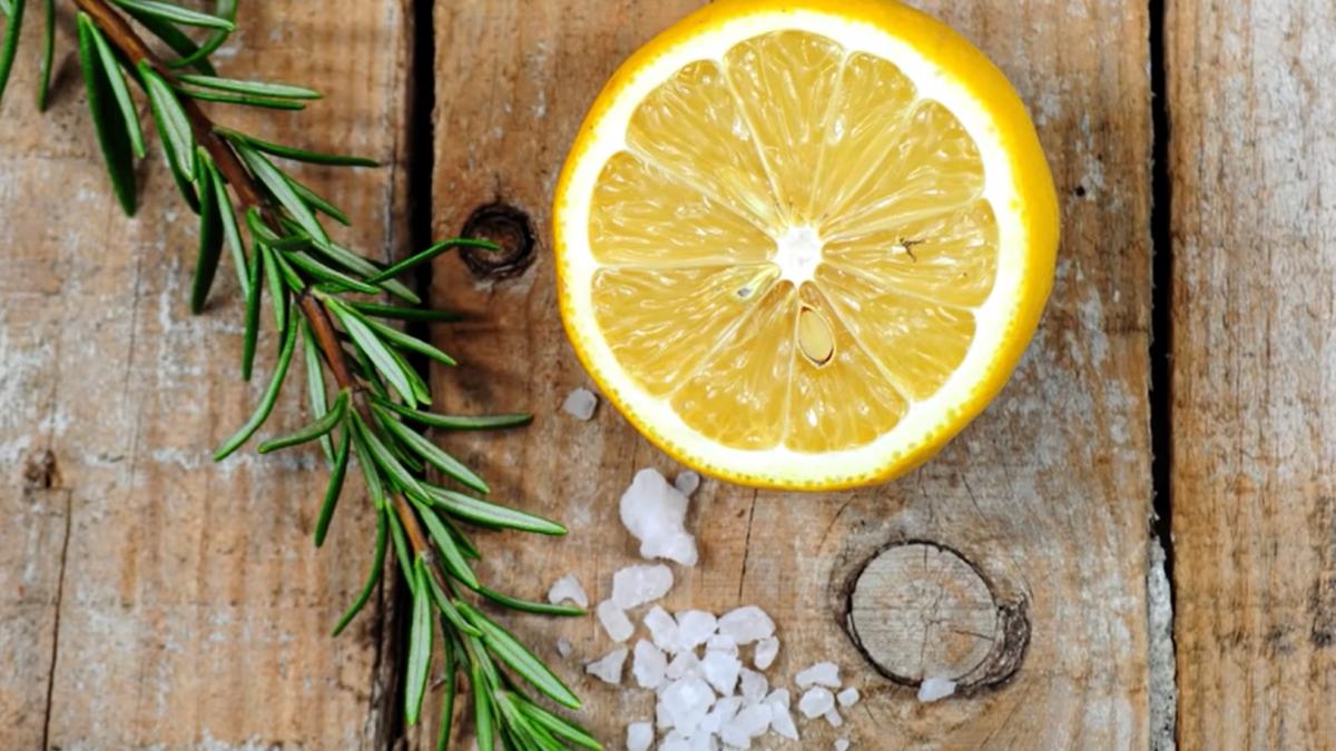 amesteca-sare-cu-suc-de-lamaie-si-bea-un-pahar-in-fiecare-zi--combinatia-care-rezolva-cinci-probleme-cat-ai-clipi