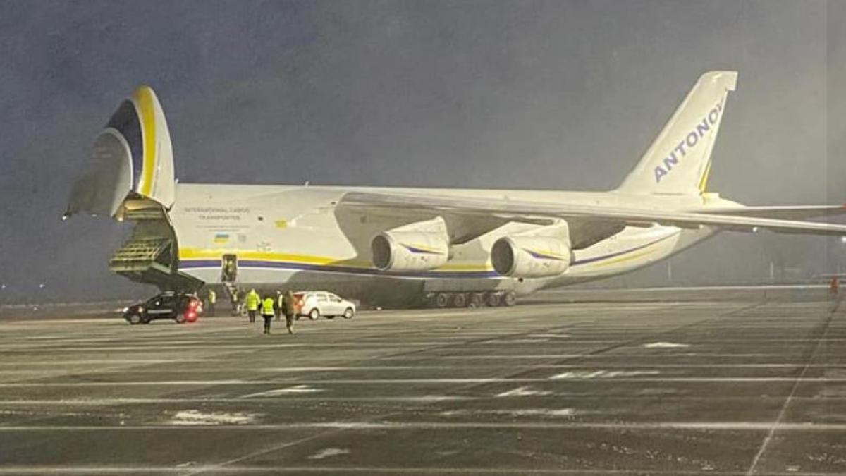 primii-militari-francezi-au-ajuns-in-romania-la-bordul-unui-avion-de-transport-vopsit-in-culorile-ucrainei