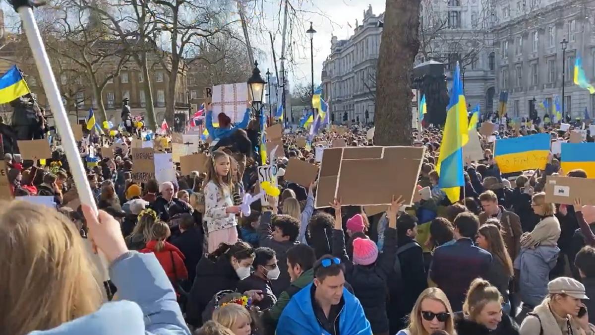 zeci-de-mii-de-oameni-protesteaza-in-toata-lumea-impotriva-invaziei-rusesti-opriti-razboiul-putin--ia-ti-mainile-de-pe-ucraina---video