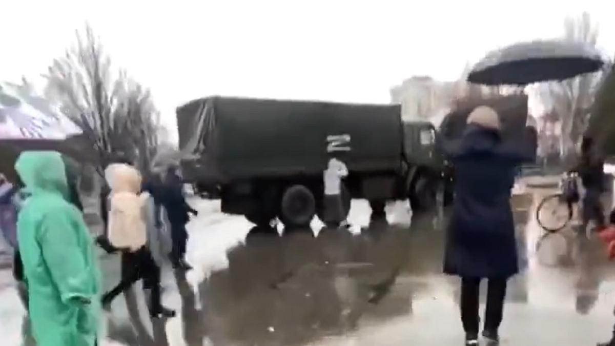 ucrainenii-se-pun-in-fata-blindatelor-rusesti-pentru-a-le-impiedica-inaintarea-este-orasul-nostru--sunt-strazile-noastre---video