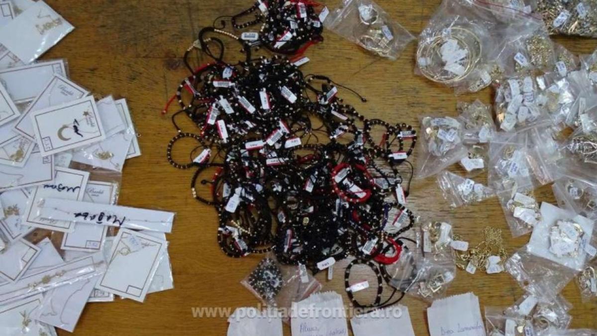 casele-unor-romani--banuiti-de-contrabanda--perchezitionate--bijuterii-din-aur-si-zeci-de-parfumuri-contrafacute--descoperite-de-mascati