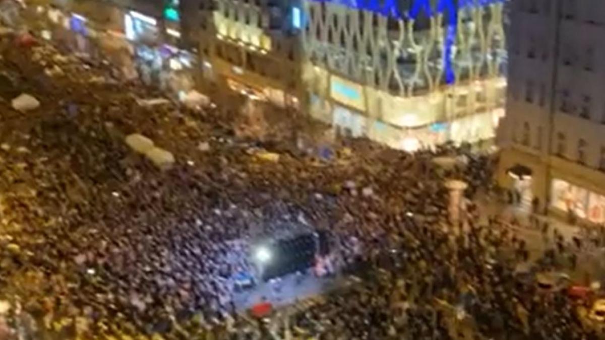 cehia--manifestatie-de-sustinere-a-poporului-ucrainean--presedintele-zelenski--aclamat-de-zeci-de-mii-de-oameni-la-praga