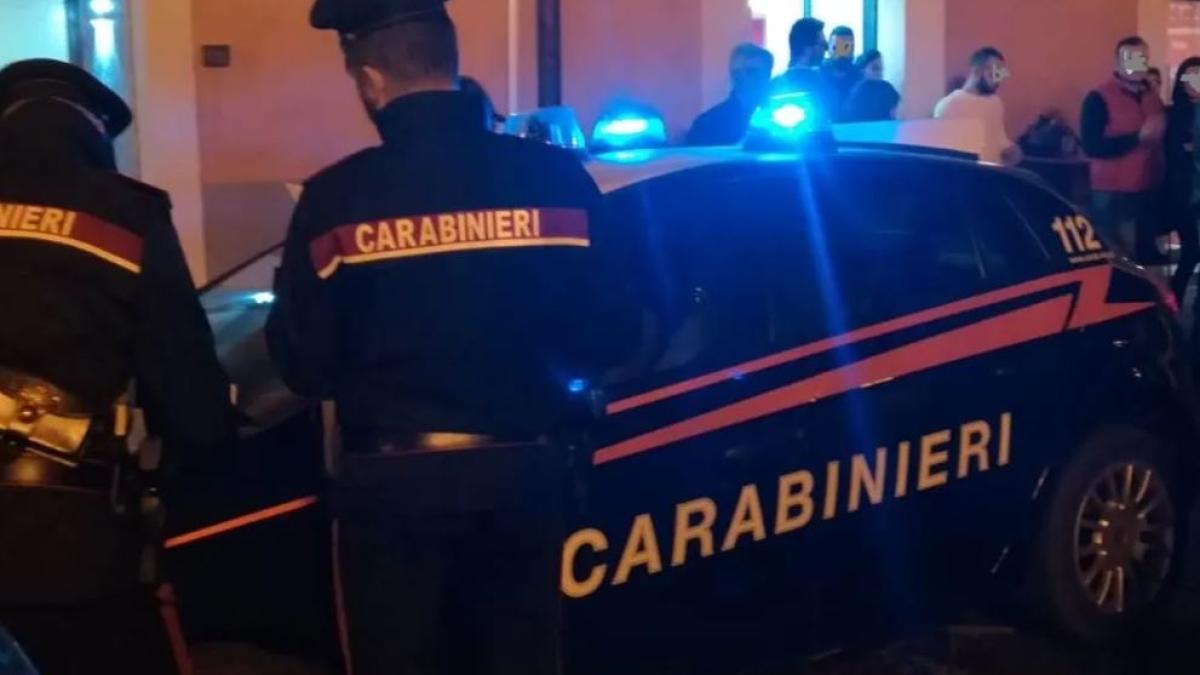 italia--un-roman-beat--pus-pe-scandal-intr-un-bar--le-a-oferit-bani-carabinierilor-ca-sa-l-lase-sa-plece