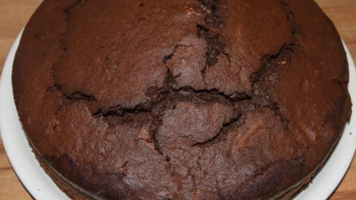 tort-de-ciocolata--super-moale-si-fara-faina--un-ingredient-neobisnuit-il-face-incredibil-de-delicios