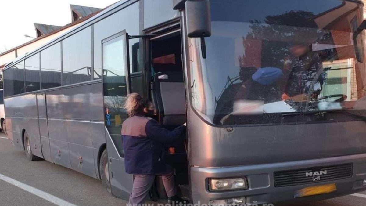 autocare--oprite-la-frontiera--trei-pasageri-au-ramas-fara-bagaje--care-au-fost-confiscate-pe-loc