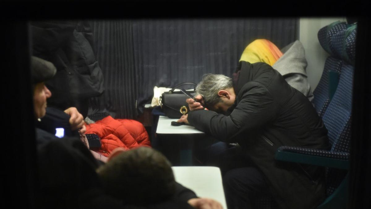 barbat-in-tren-cu-capul-in-jos