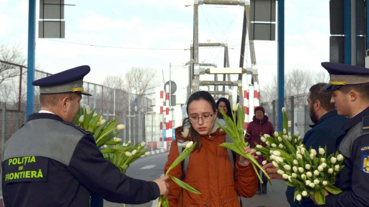 flori-pentru-femeile-din-ucraina--la-frontiera-o-zi-a-de-8-martie--plina-de-speranta