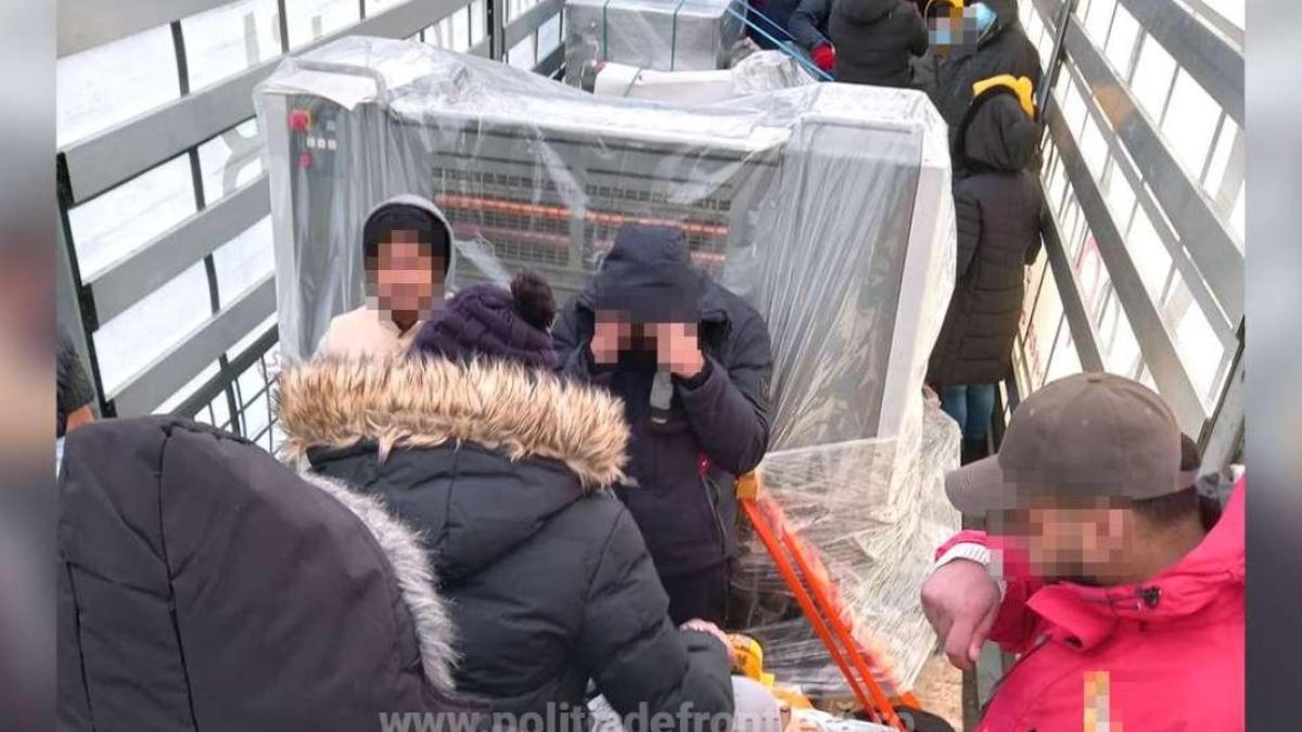 zeci-de-migranti-din-africa-si-asia--ascunsi-in-doua-tir-uri-cu-destinatia-olanda--depistati-in-vama-nadlacprc-c2prc-a0prc-c2prc-a0