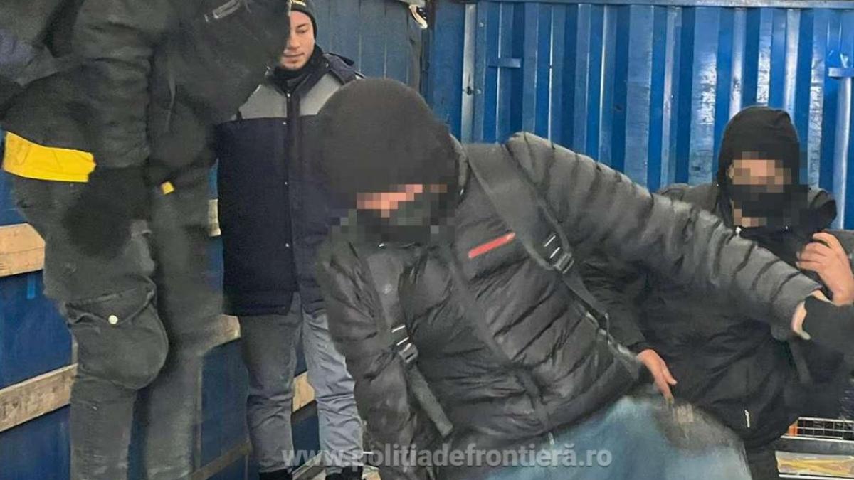 camion--care-venea-din-turcia--verificat-la-frontiera--trei-migranti--descoperiti-printre-marfa-transportata